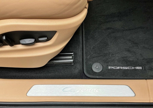 Porsche Cayenne cena 379000 przebieg: 42025, rok produkcji 2021 z Sokołów Małopolski małe 781